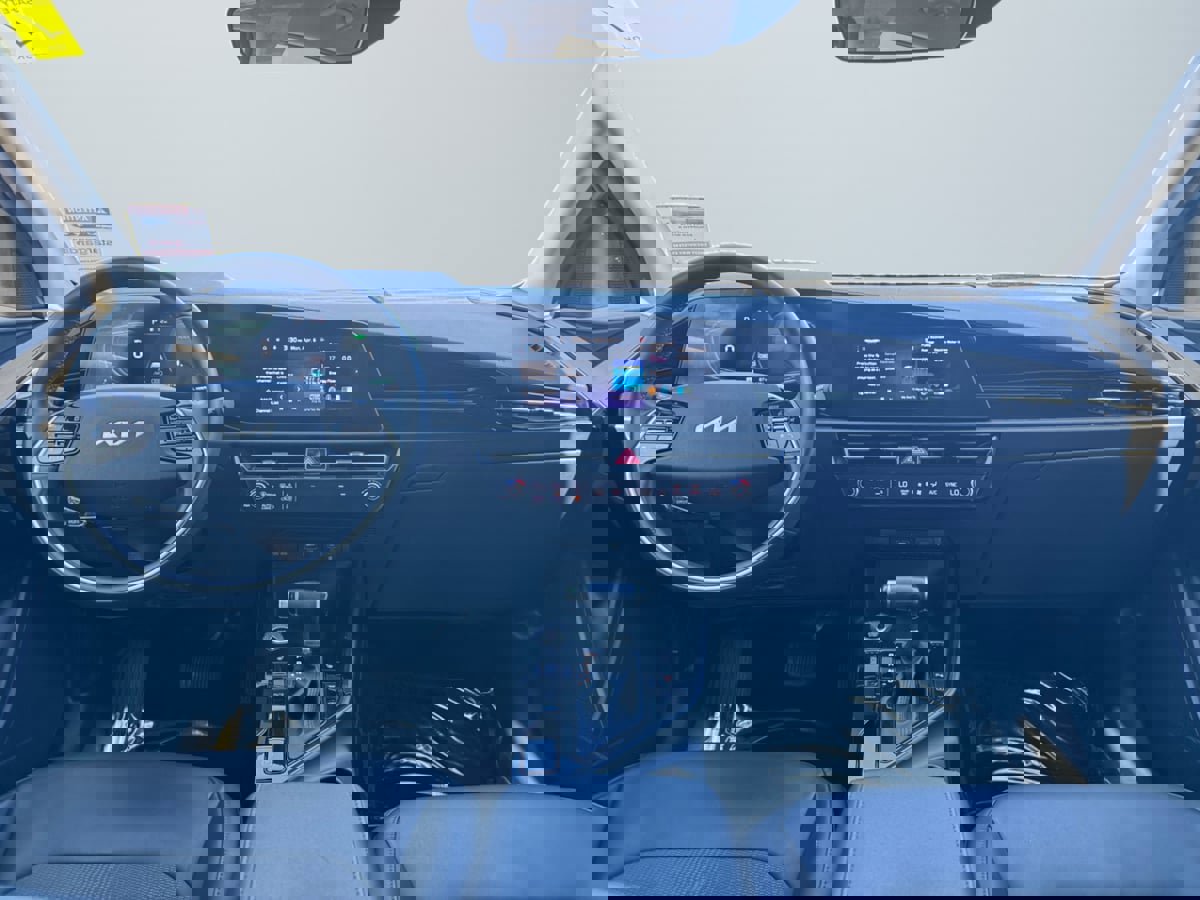 Used 2023 Kia Niro EX image 10