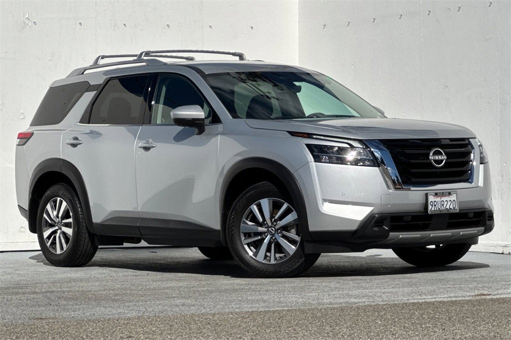 Certified 2024 Nissan Pathfinder SL image 2