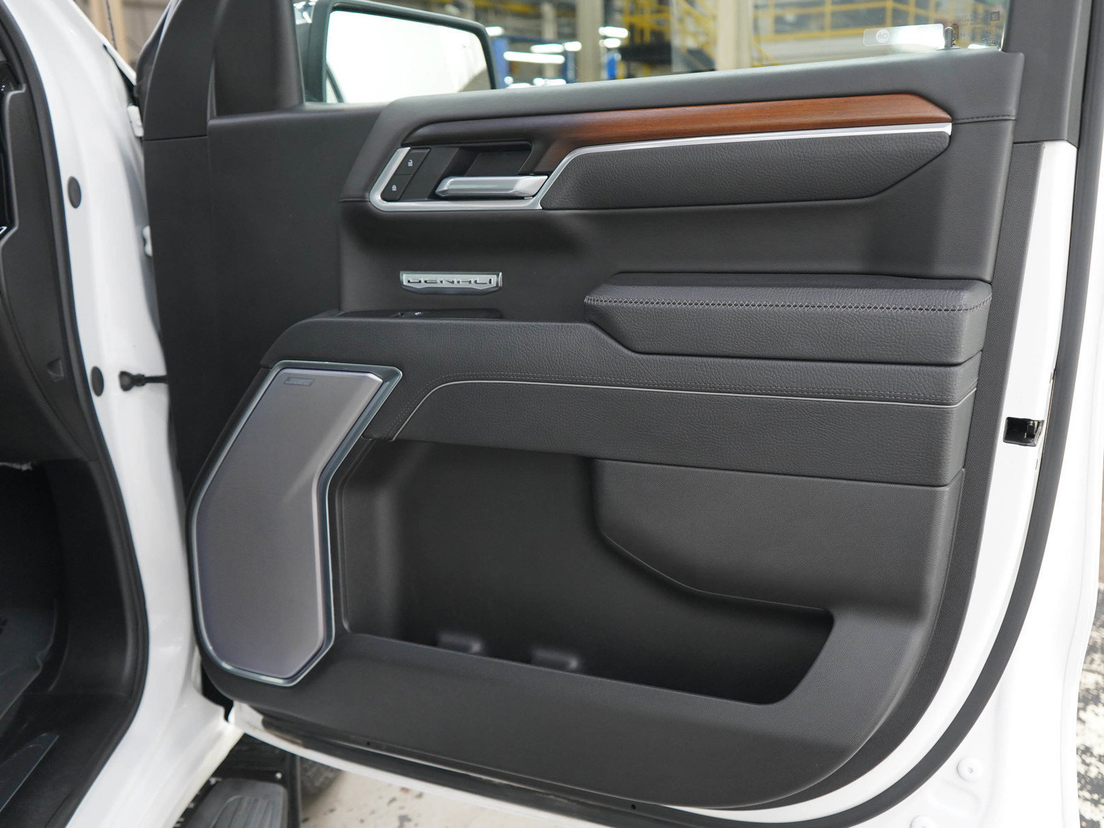Used 2025 GMC Sierra 1500 Denali w/ Technology Package AWD/4WD image 9