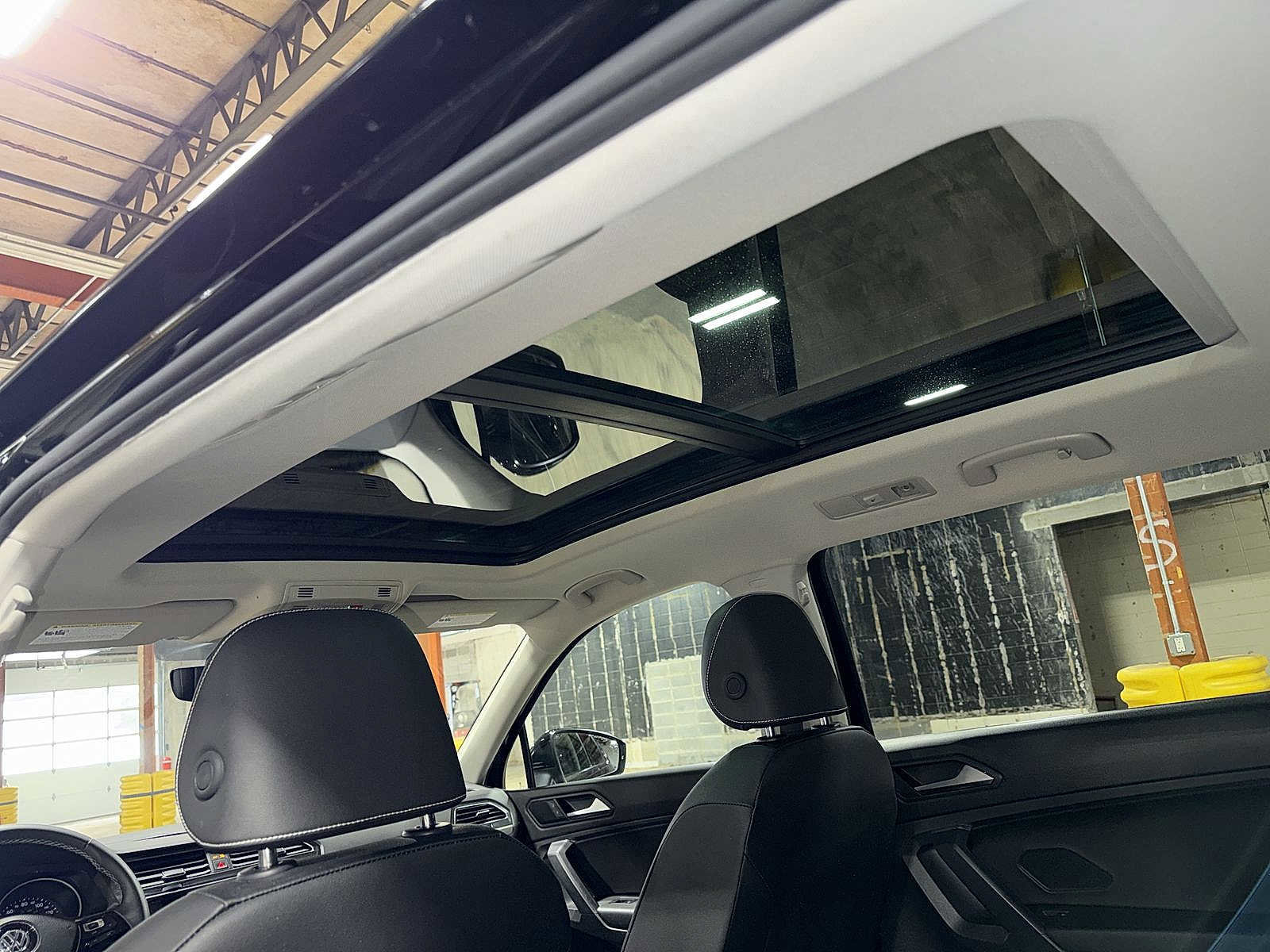 Used 2021 Volkswagen Tiguan SE w/ Panoramic Sunroof Package image 25