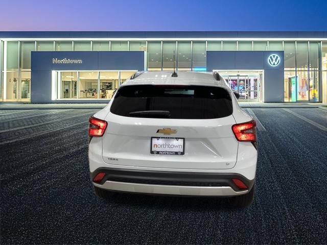 Used 2025 Chevrolet Trax LT FWD image 24