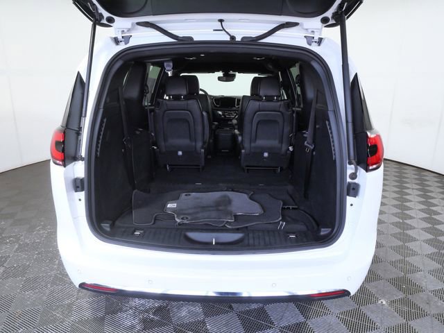 Used 2025 Chrysler Pacifica Select FWD image 9