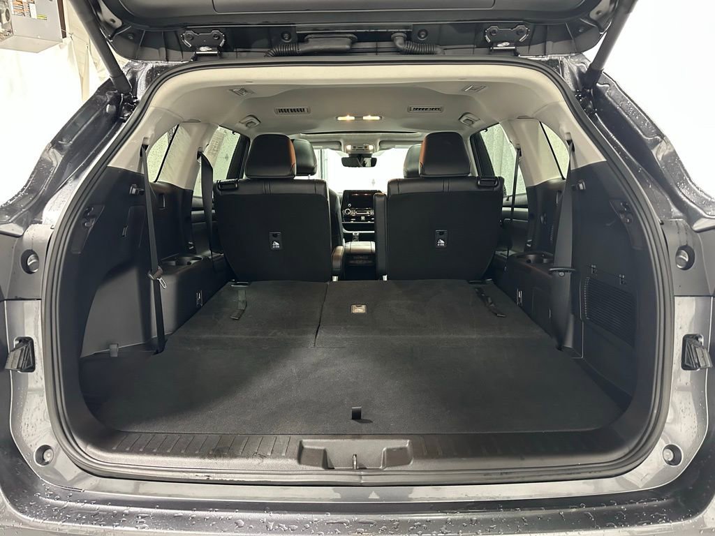 Used 2025 Toyota Highlander XLE image 56