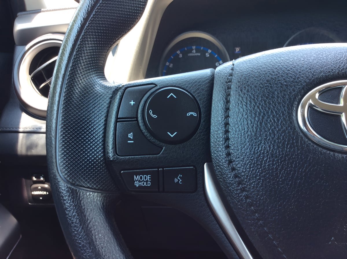 Used 2018 Toyota RAV4 LE FWD image 21