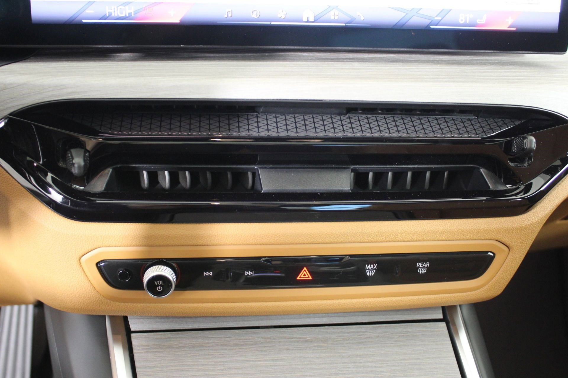 New 2026 BMW 330i xDrive Sedan w/ Premium Package AWD/4WD image 24