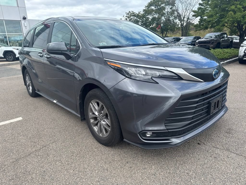 Used 2025 Toyota Sienna XLE w/ XLE Plus Package AWD/4WD image 9