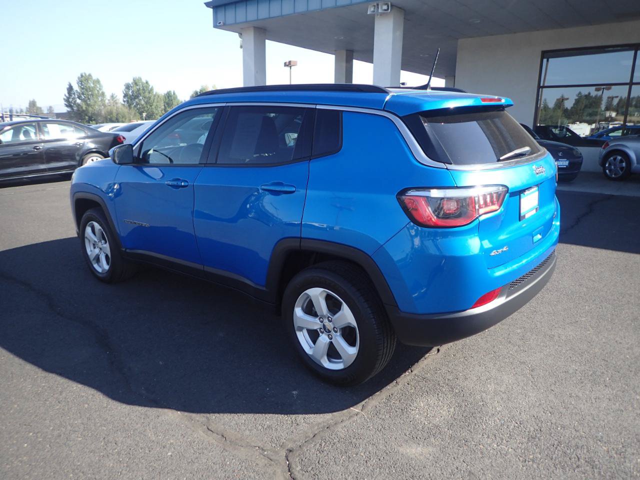 Used 2019 Jeep Compass Latitude w/ Popular Equipment Group AWD/4WD image 3