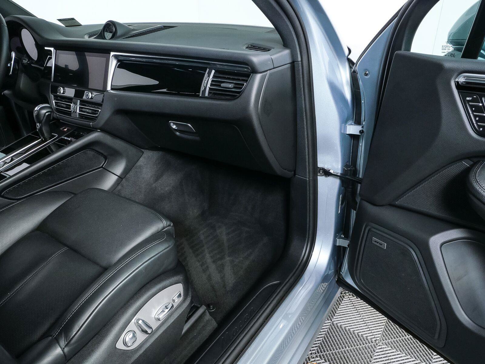 Certified 2025 Porsche Macan Turbo AWD/4WD image 27