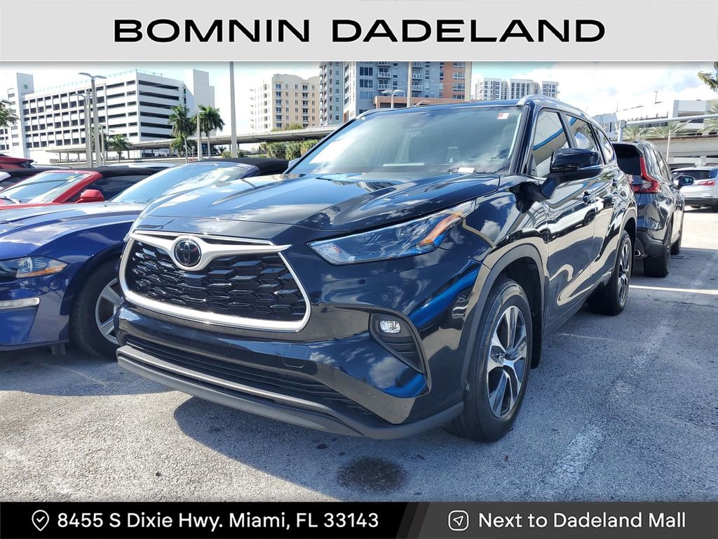 Used 2024 Toyota Highlander LE image 3