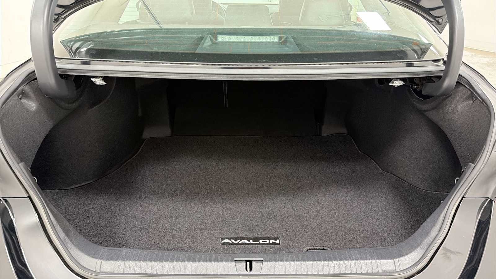 Certified 2022 Toyota Avalon XLE w/ Moonroof Package FWD image 27