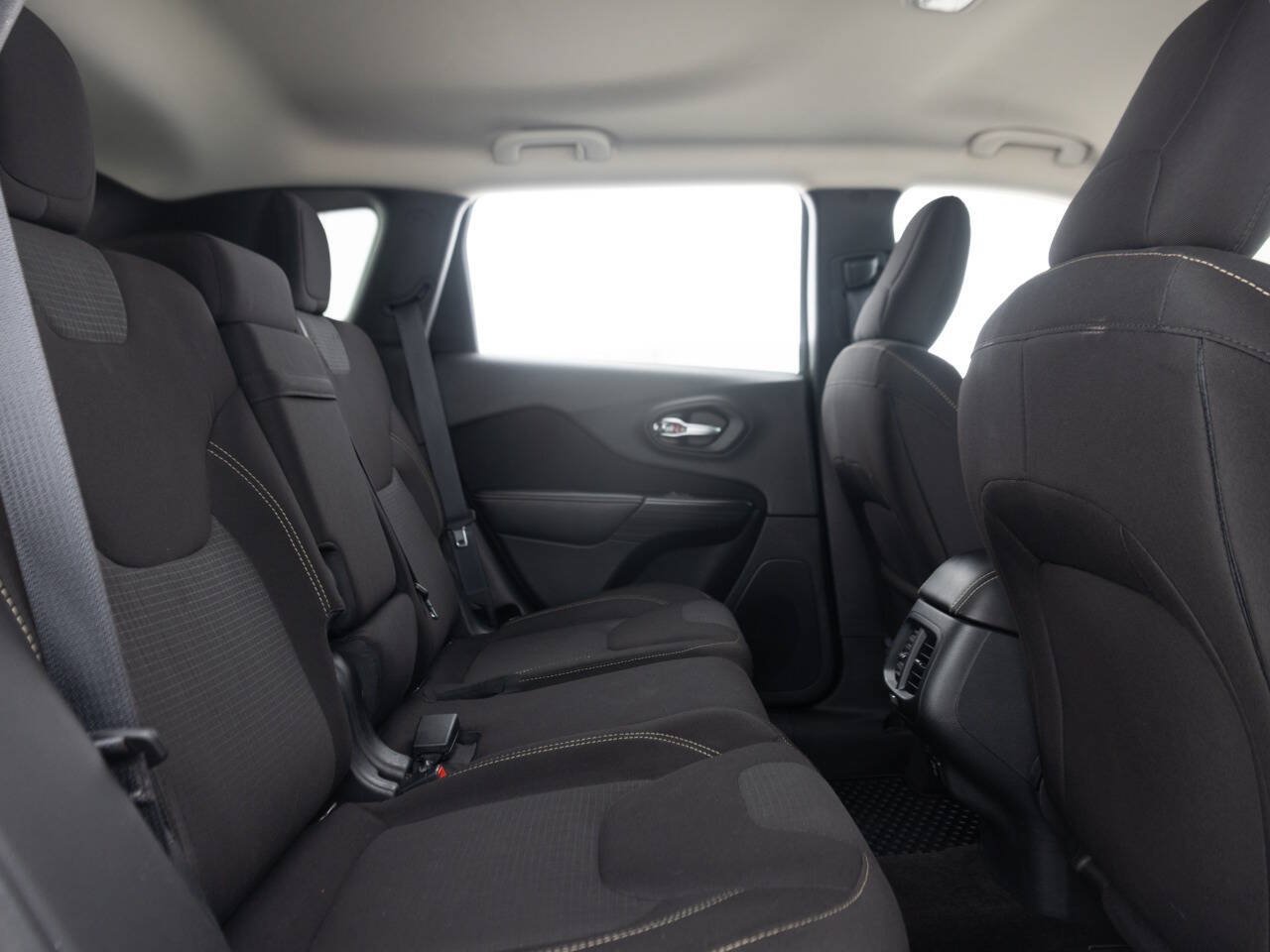 Used 2015 Jeep Cherokee Latitude w/ Comfort/Convenience Group AWD/4WD image 29