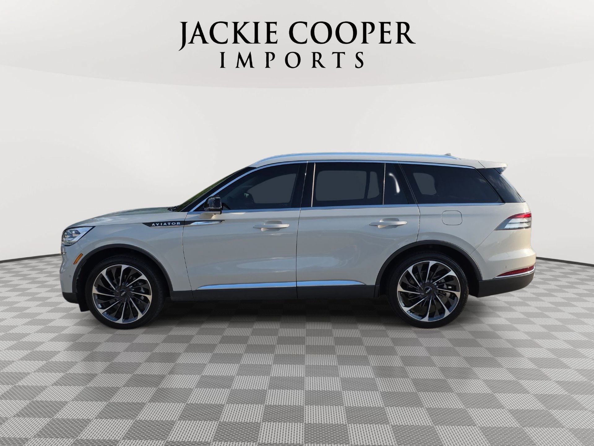 Used 2023 Lincoln Aviator Reserve w/ Equipment Group 201A AWD/4WD image 8