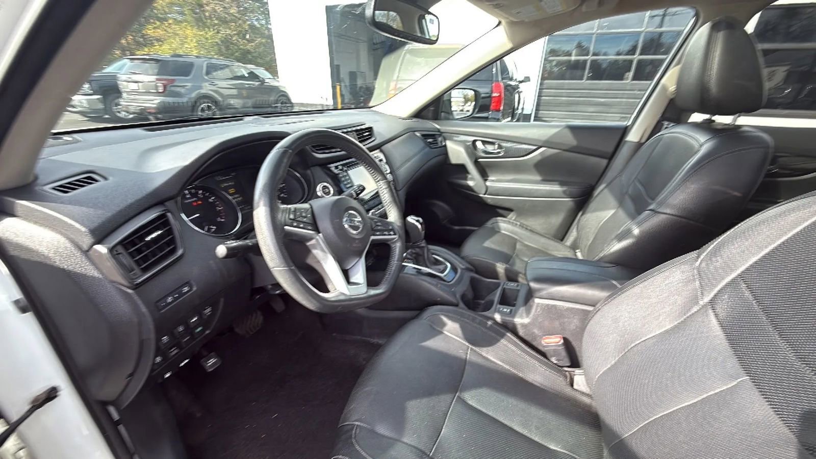 Used 2017 Nissan Rogue SL w/ SL Premium Package image 16