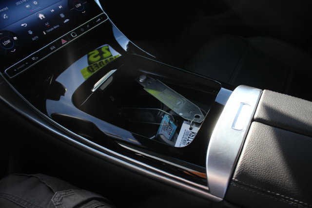 Used 2025 Mercedes-Benz GLC 300 4MATIC image 11