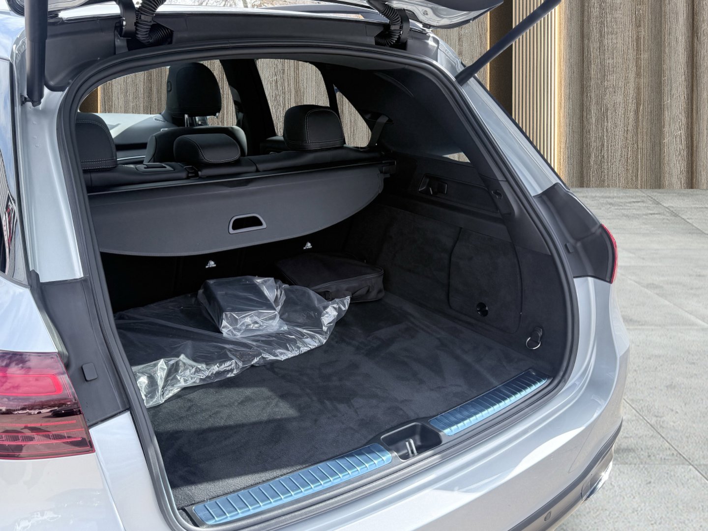 Used 2025 Mercedes-Benz GLE 450e 4MATIC w/ AMG Line Exterior image 80