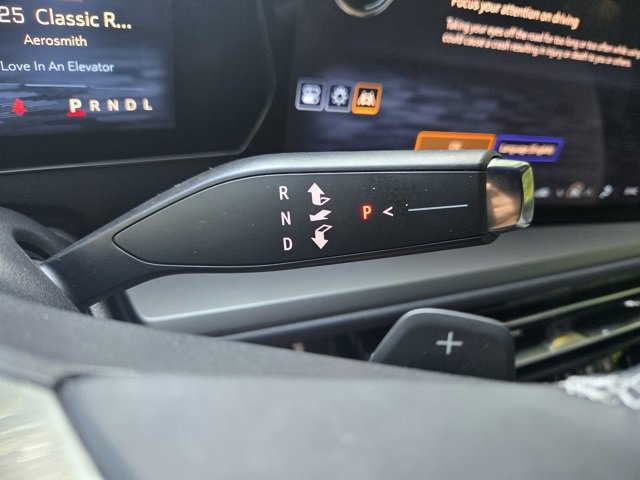 Used 2025 Chevrolet Traverse LT image 23