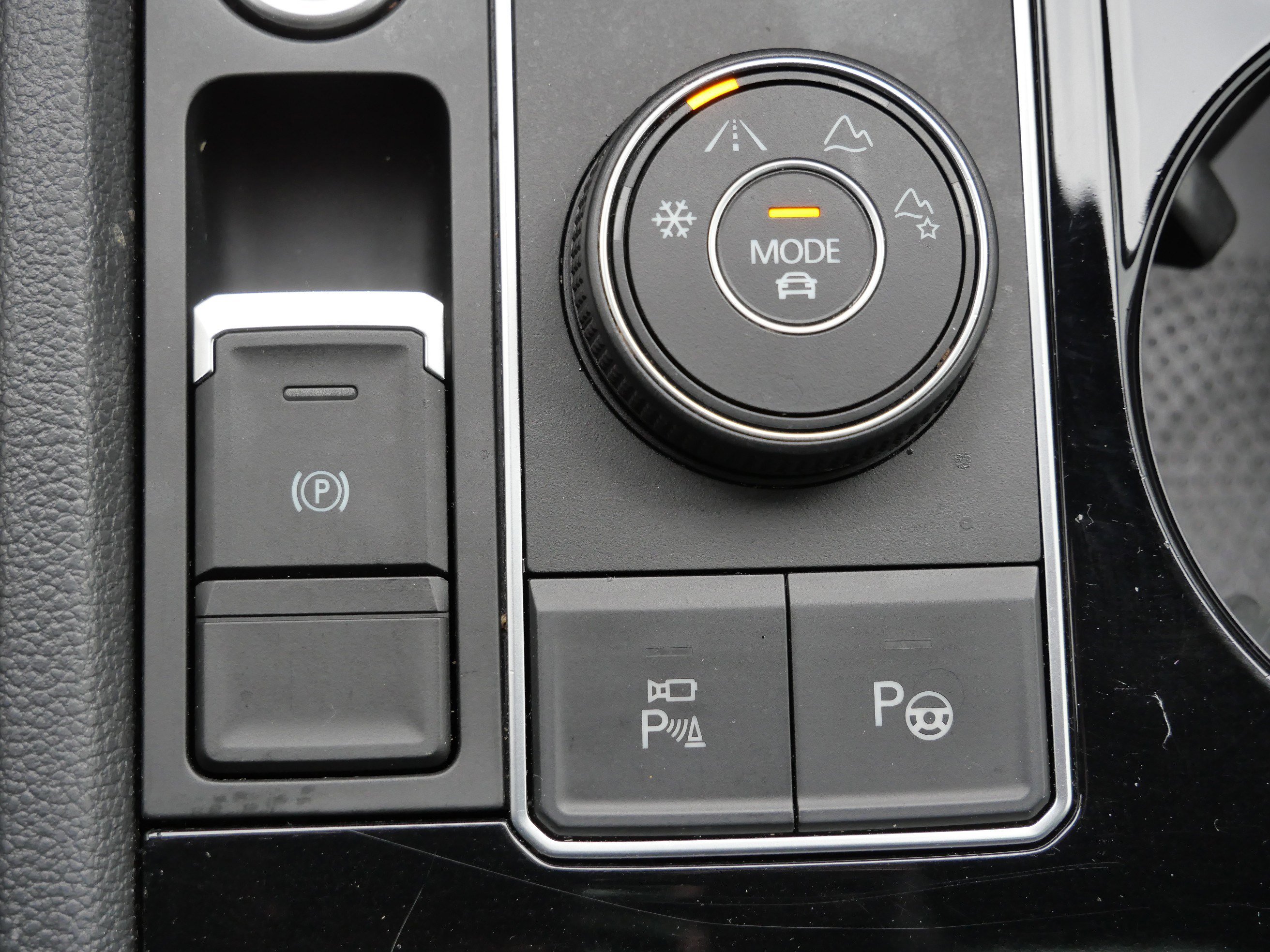 Certified 2023 Volkswagen Atlas Cross Sport SEL Premium R-Line image 28