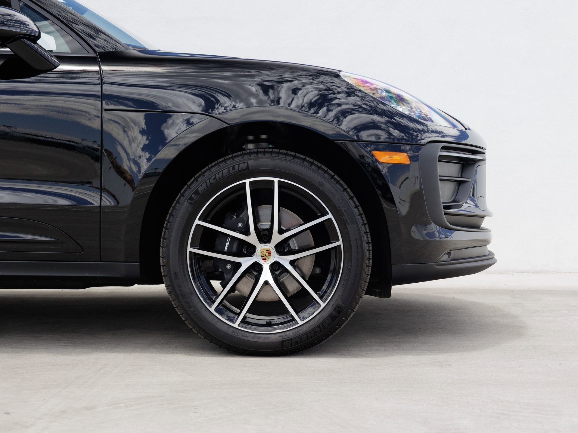 Certified 2025 Porsche Macan AWD/4WD image 11