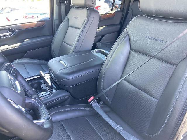 Used 2025 GMC Yukon XL Denali AWD/4WD image 15