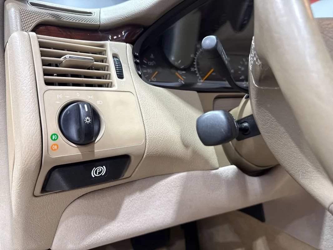 Used 1999 Mercedes-Benz E 320 Sedan image 96