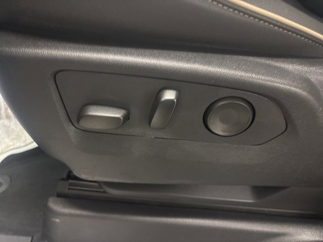 Used 2024 GMC Yukon XL SLT w/ SLT Luxury Package image 15