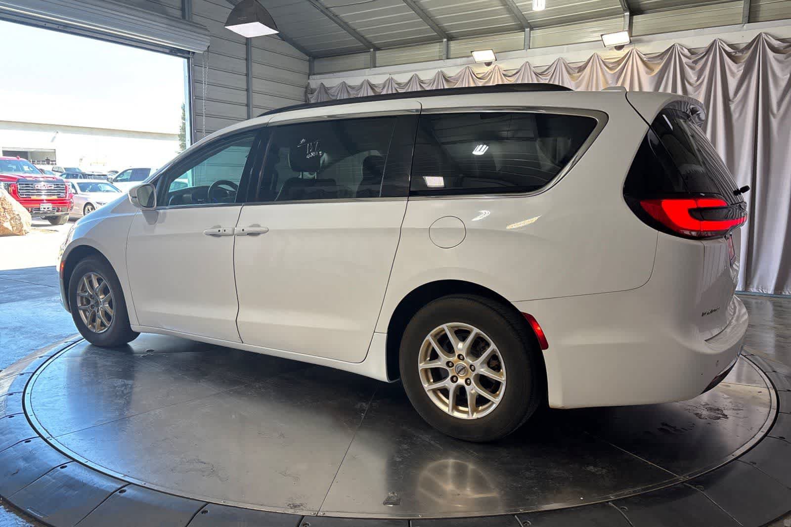 Used 2022 Chrysler Pacifica Touring-L FWD image 7