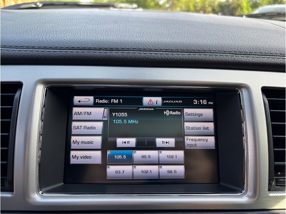 Used 2015 Jaguar XF Sport image 31