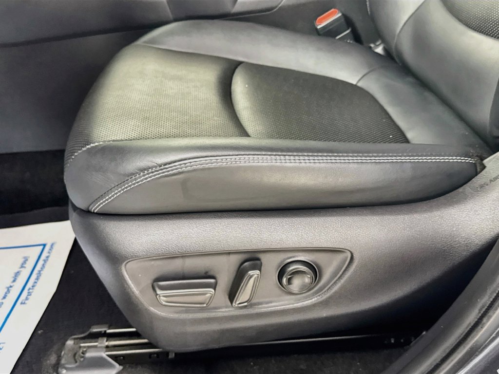 Used 2020 Toyota RAV4 Limited AWD/4WD image 25
