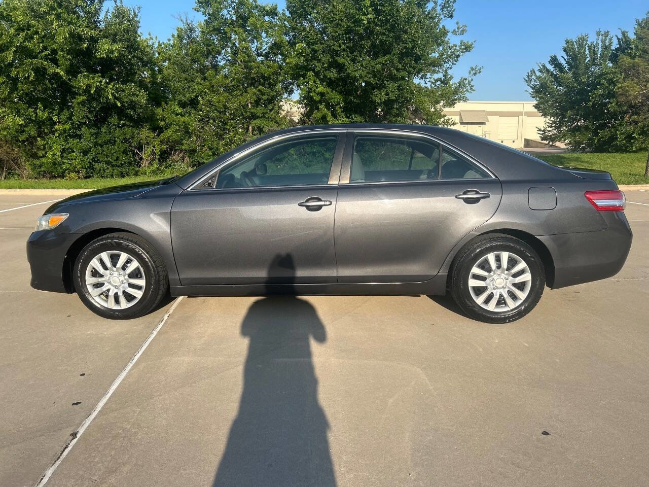 Used 2011 Toyota Camry LE FWD image 9