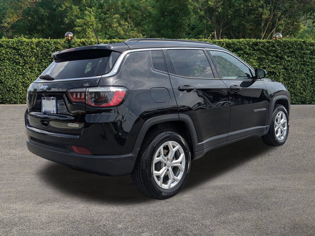 Used 2024 Jeep Compass Latitude AWD/4WD image 4