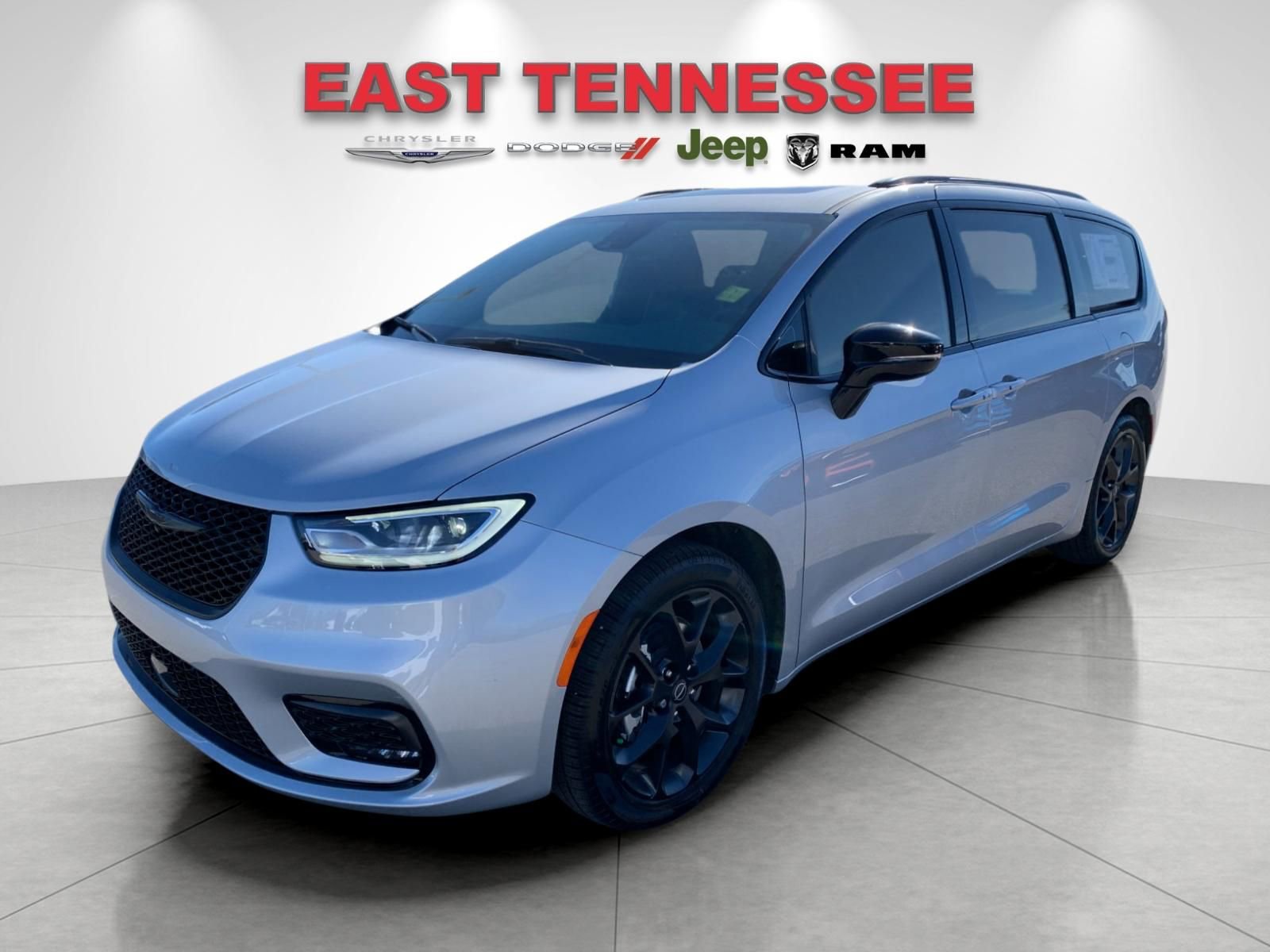 New 2026 Chrysler Pacifica Limited w/ Uconnect Theater Family Group image 7