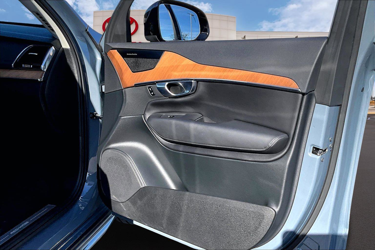 Used 2023 Volvo XC90 T8 Plus w/ Protection Package Premier image 23