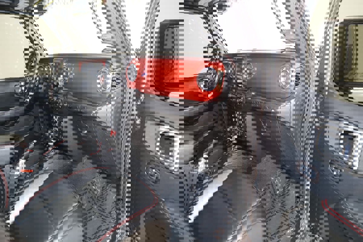 Used 2018 Jeep Wrangler Unlimited Rubicon w/ Dual Top Group AWD/4WD image 45