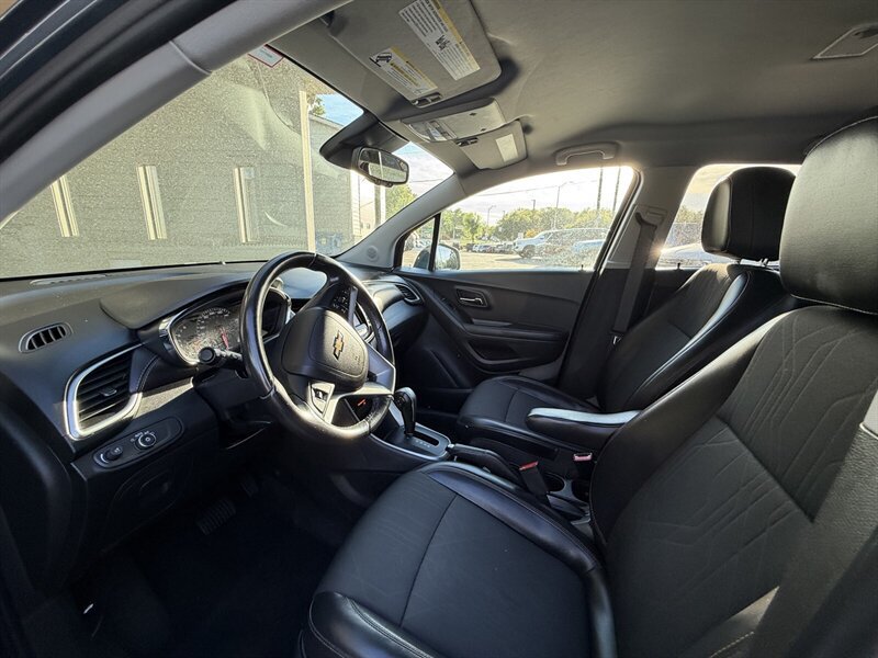 Used 2022 Chevrolet Trax LT w/ LT Convenience Package AWD/4WD image 16