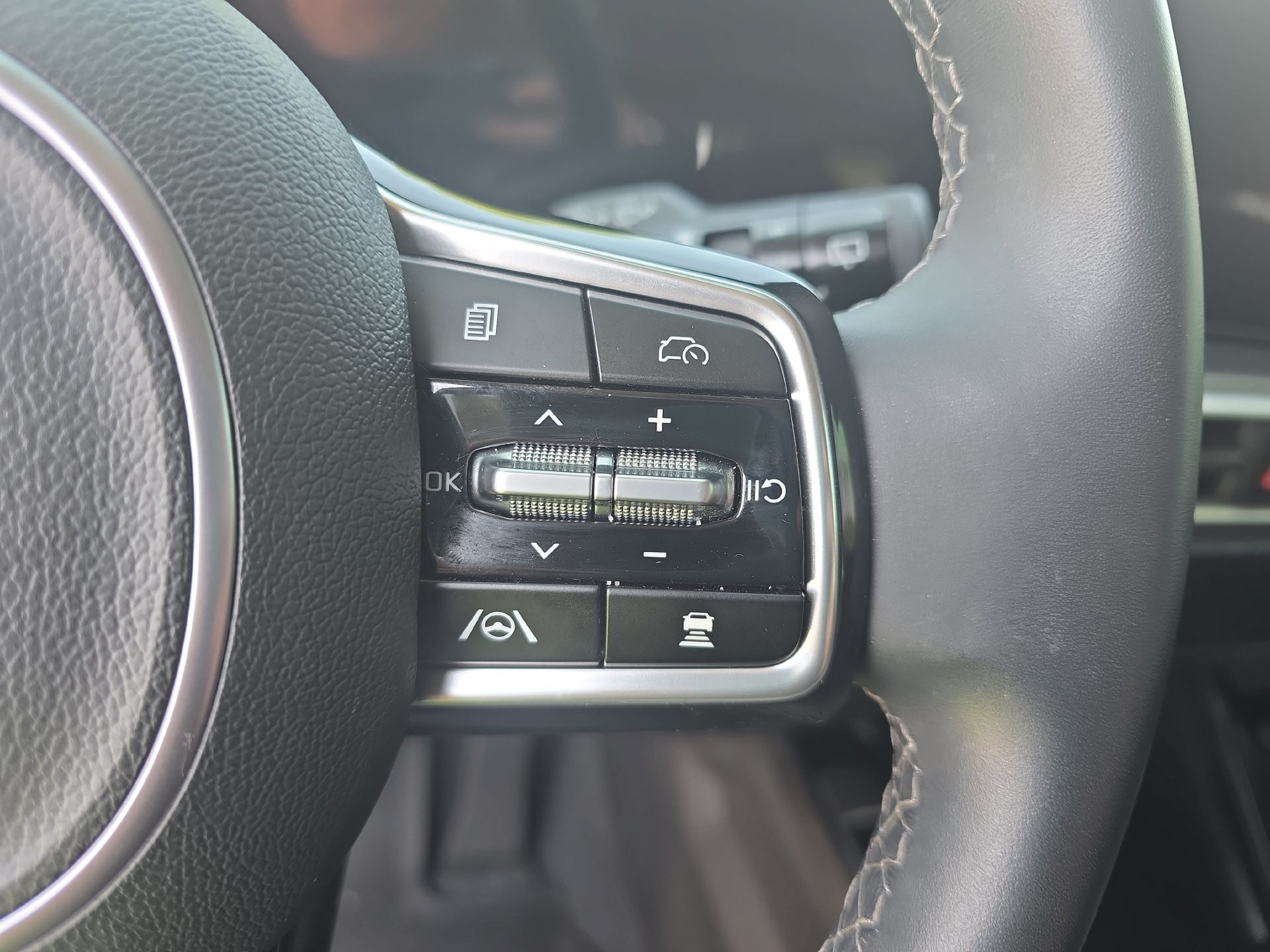 Used 2025 Kia Sorento S w/ Panoramic Sunroof Package FWD image 17