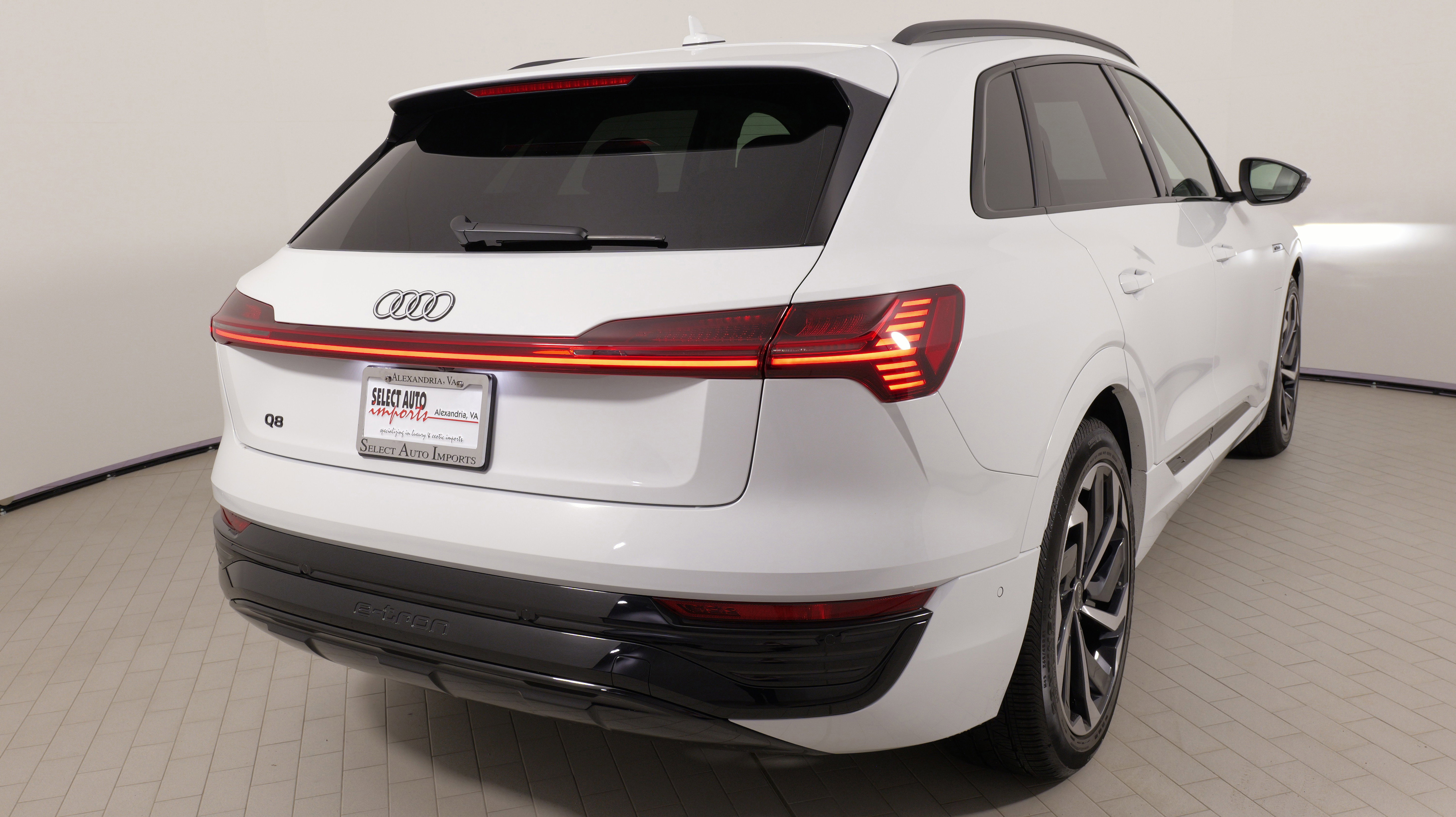 Used 2024 Audi Q8 e-tron Premium Plus w/ Premium Plus Package image 12