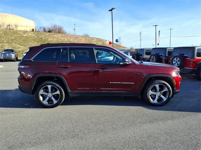 Used 2025 Jeep Grand Cherokee Limited w/ Luxury Tech Group II image 3