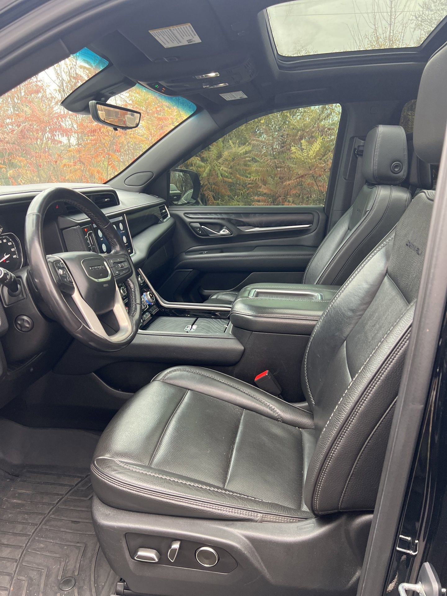 Used 2021 GMC Yukon XL Denali w/ Denali Premium Package image 16