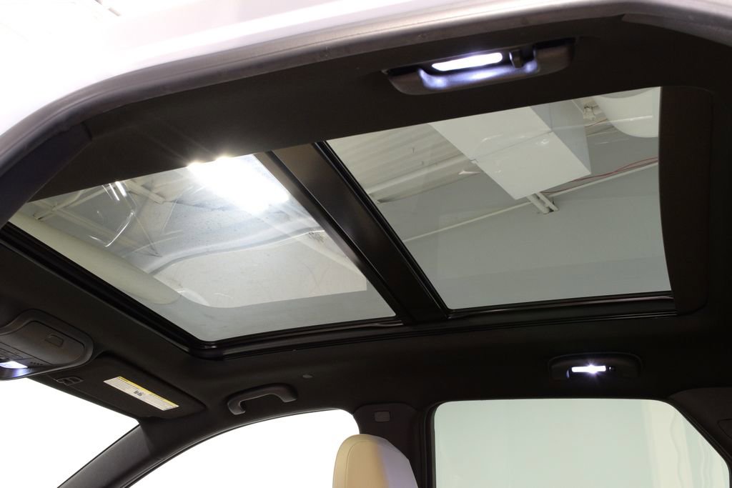 Used 2018 Cadillac XT5 Premium Luxury w/ Driver Assist Package image 4