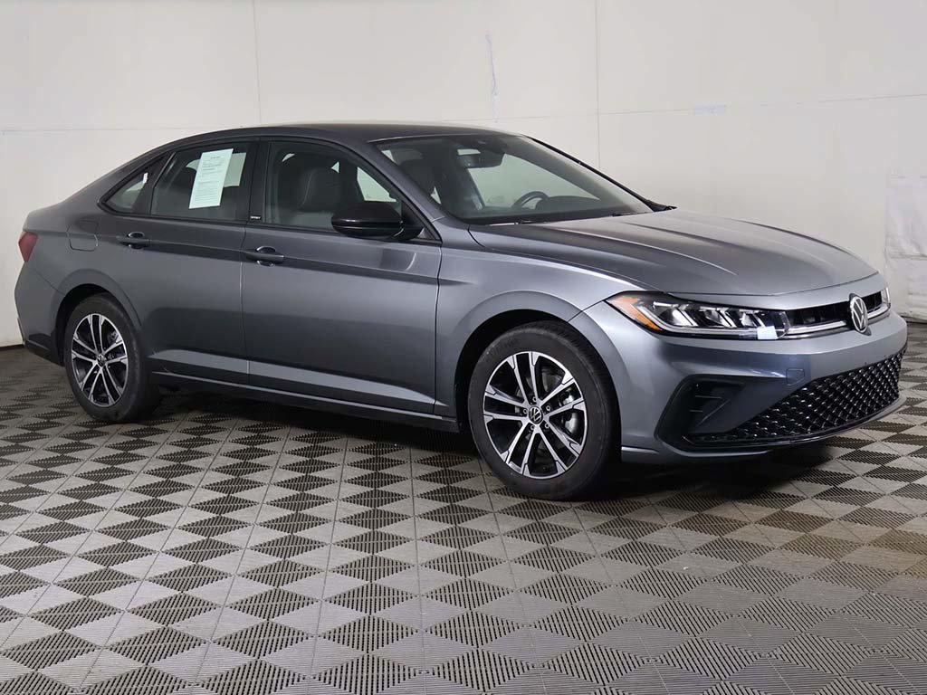 Used 2025 Volkswagen Jetta Sport FWD image 3