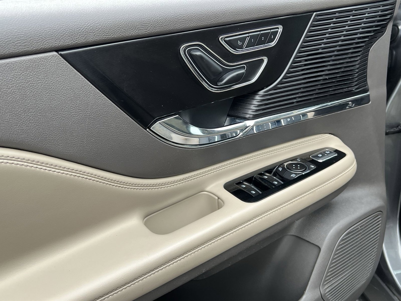 Used 2022 Lincoln Corsair Reserve w/ Equipment Group 201A image 14