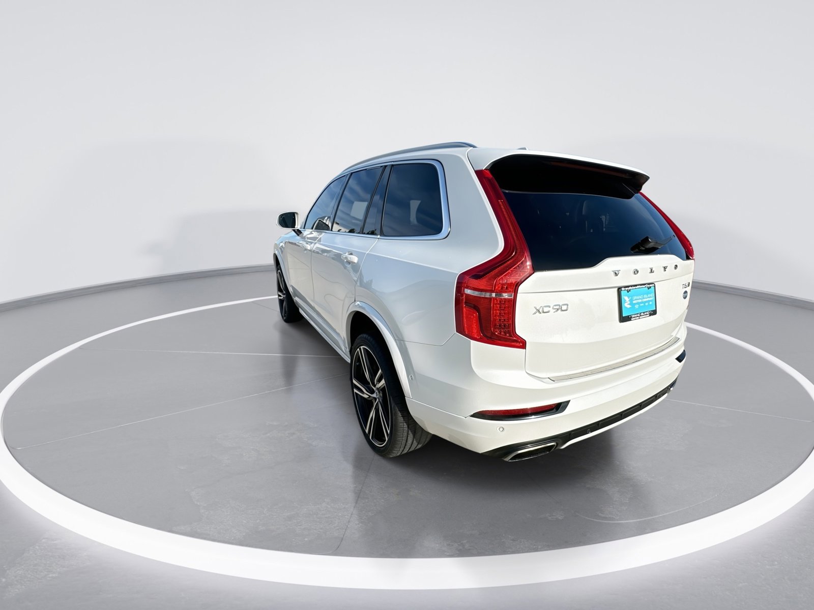 Used 2017 Volvo XC90 T6 R-Design w/ Vision Package AWD/4WD image 6
