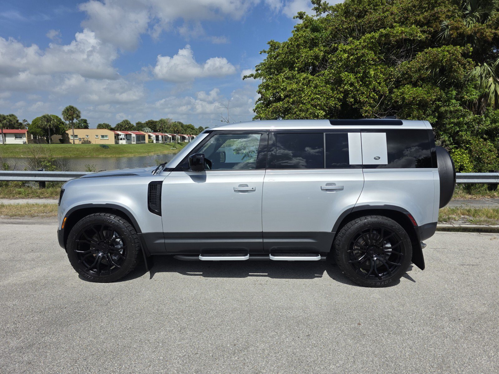 Certified 2024 Land Rover Defender 110 SE AWD/4WD image 7