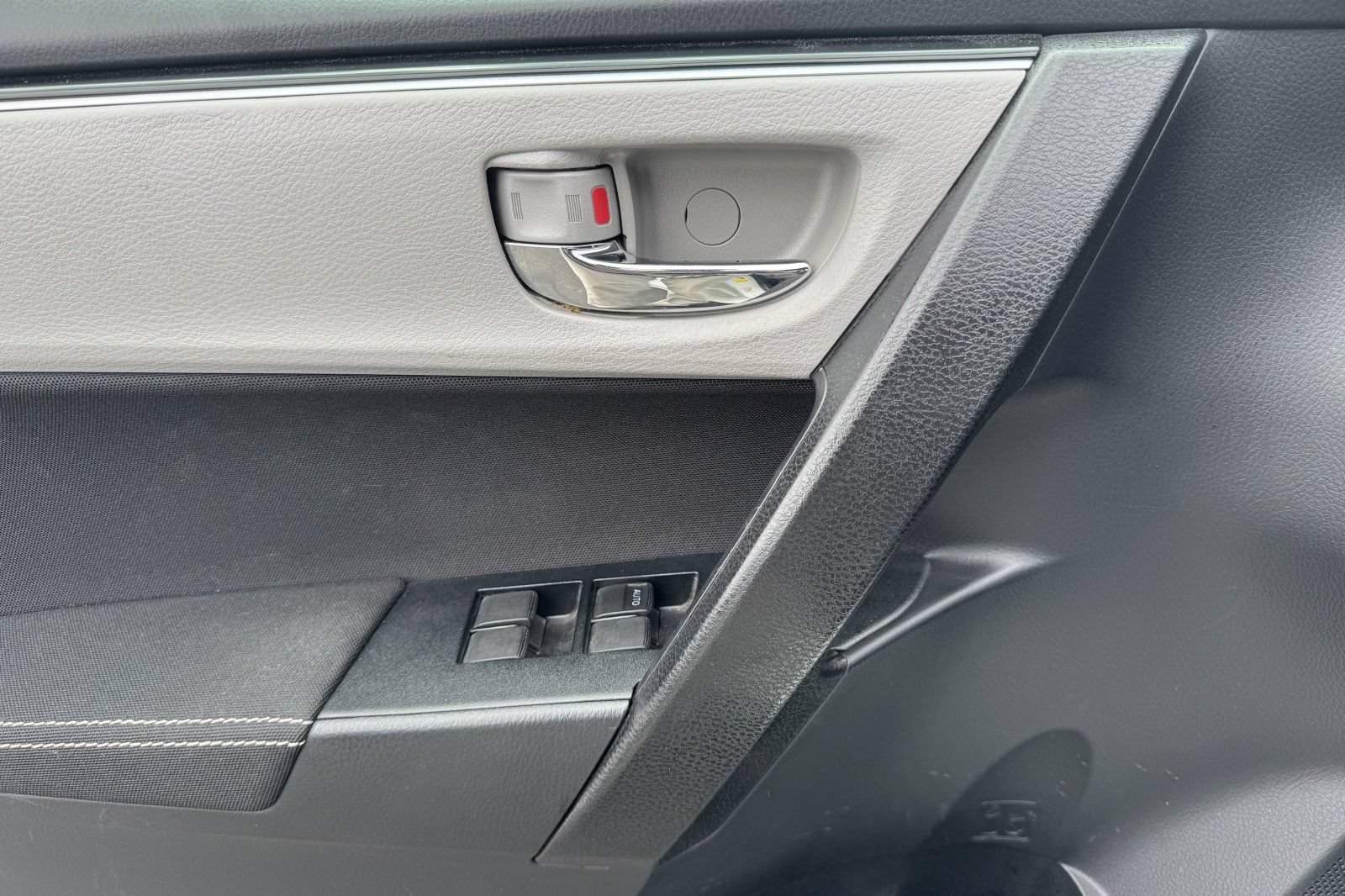 Used 2019 Toyota Corolla LE w/ Carpet Mat Package (TMS) FWD image 12