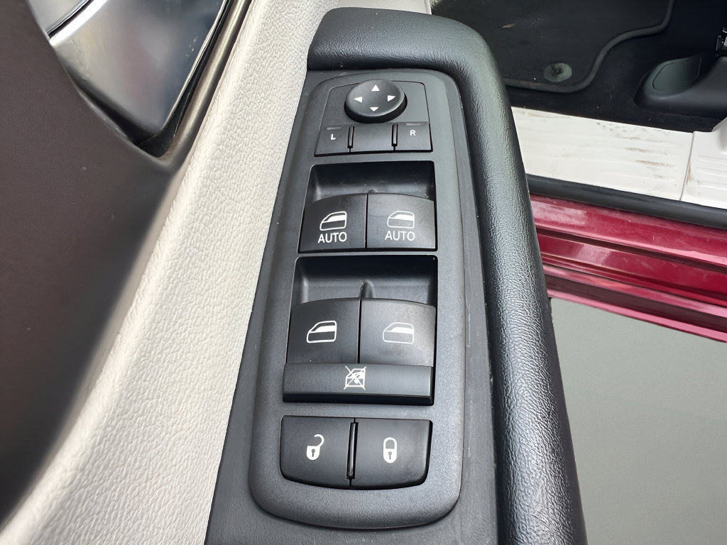 Used 2018 Chrysler Pacifica Touring Plus w/ Tire & Wheel Group FWD image 14
