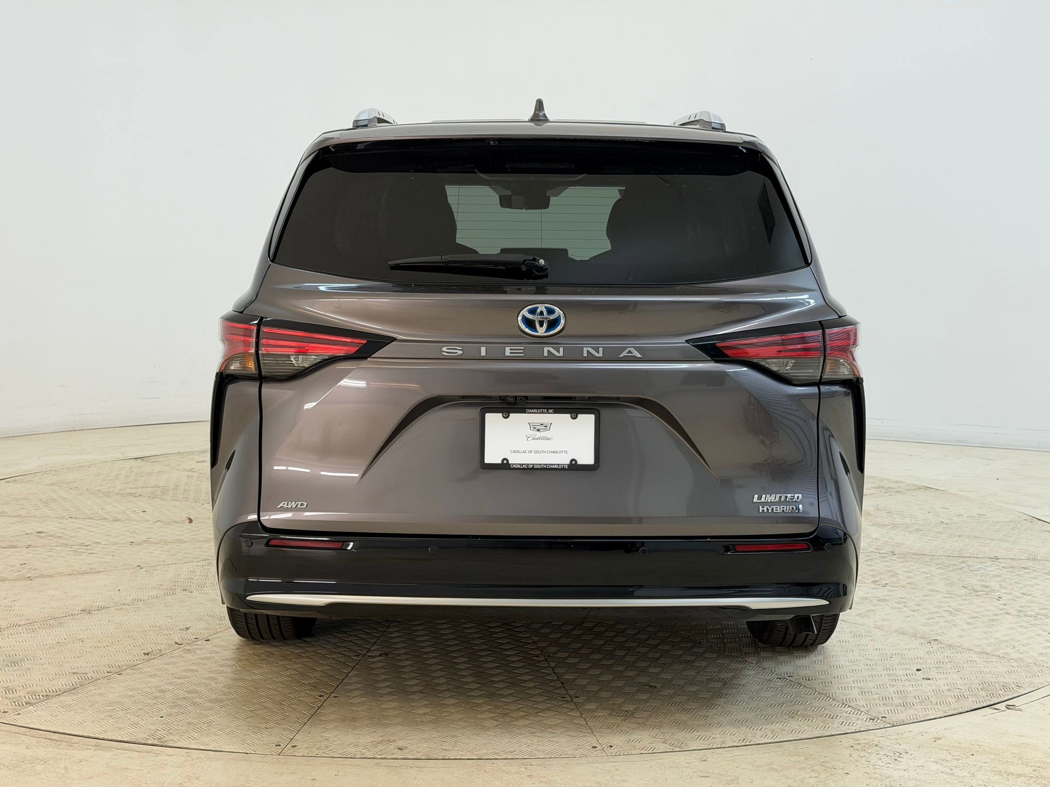 Used 2021 Toyota Sienna Limited image 10