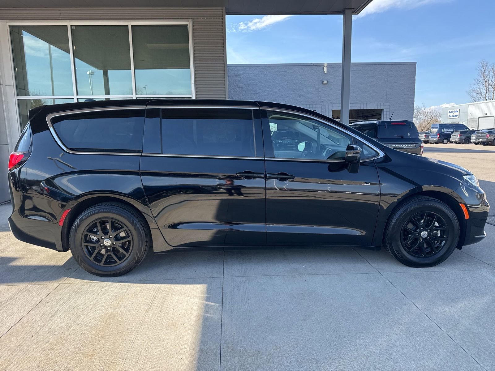 Used 2024 Chrysler Pacifica Touring-L FWD image 9