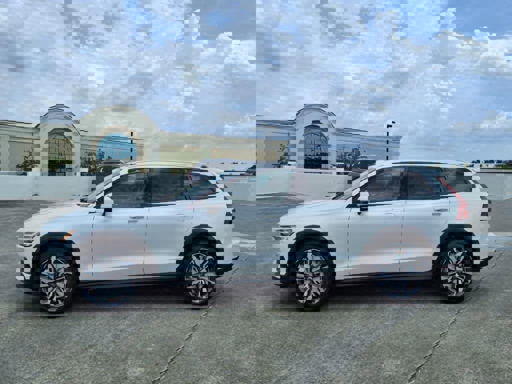 New 2025 Volvo V60 B5 Cross Country Plus w/ Protection Package Premier image 4