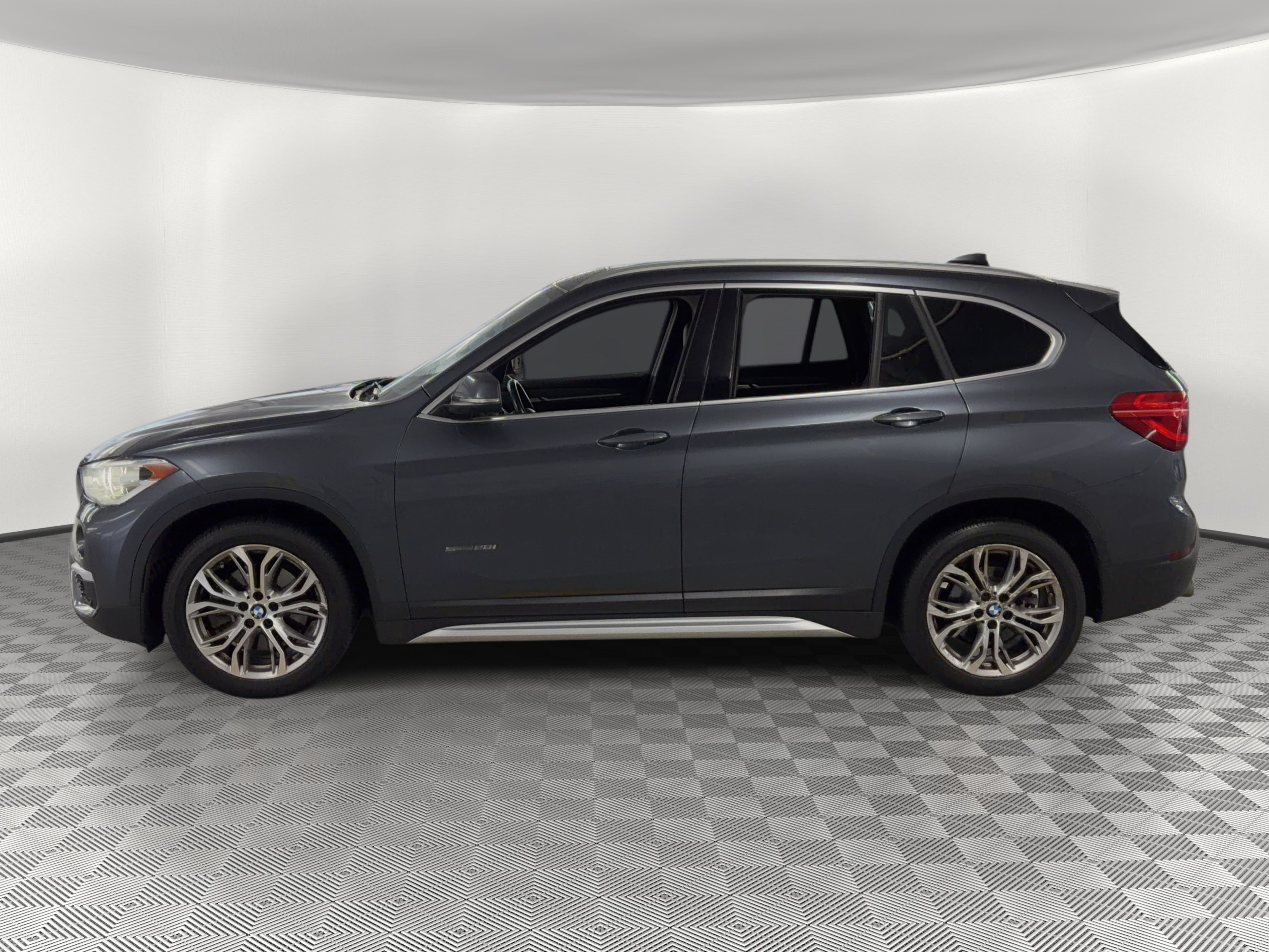 Used 2017 BMW X1 sDrive28i FWD image 2