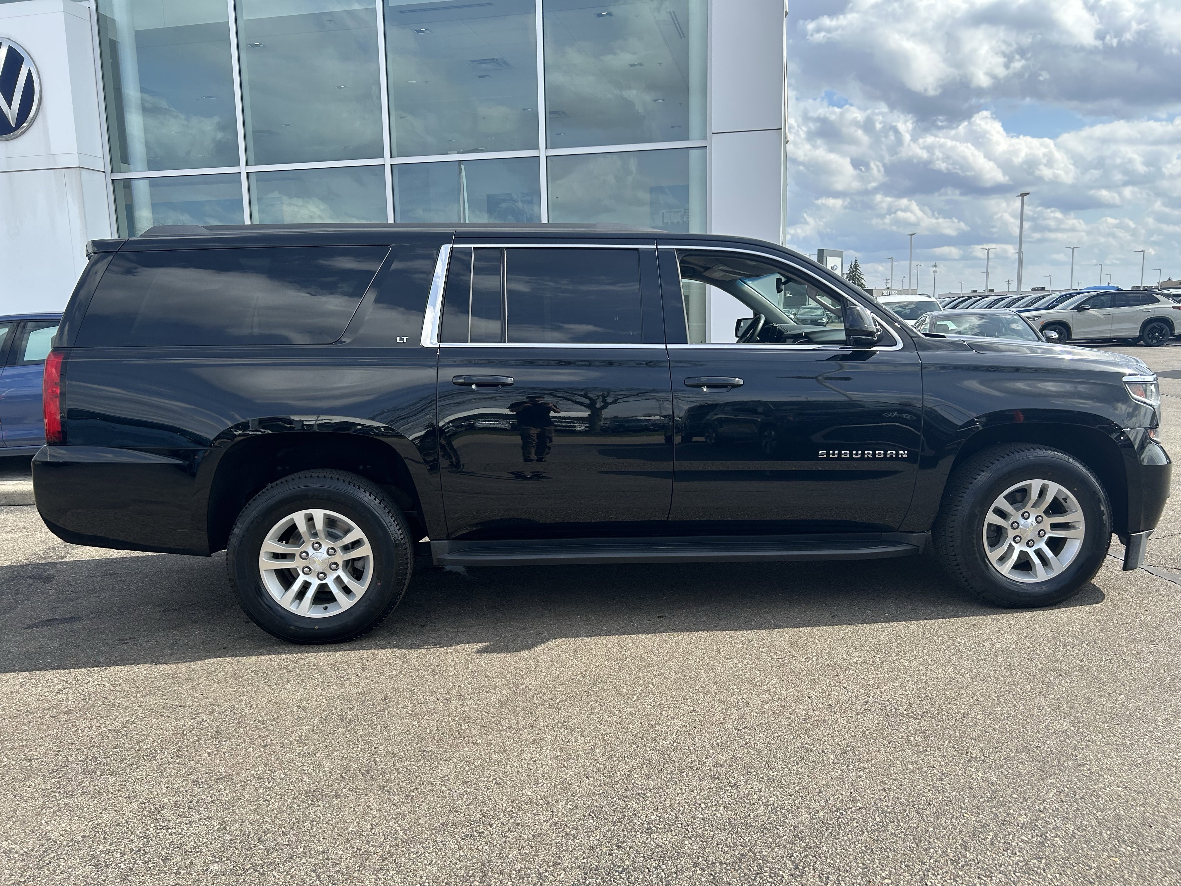 Used 2017 Chevrolet Suburban LT image 8